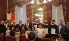 Macerata, sventano tentativo di suicidio in stazione: il Comune premia con encomio i tre carabinieri