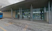 Macerata, soldi e scarpe strappati a un minorenne al terminal bus. La madre: "Poteva finire molto peggio" (VIDEO)