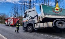 Camion fuori dalla carreggiata, il semirimorchio resta in bilico: scatta il maxi intervento (VIDEO)
