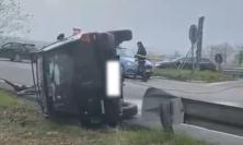 Macerata, incidente all'uscita della superstrada di Sforzacosta, auto si ribalta, cinque feriti