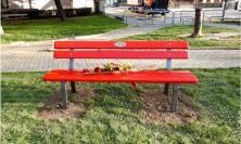 Passo di Treia inaugura la panchina rossa: simbolo di attenzione e prevenzione contro la violenza sulle donne