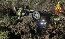 Perde il controllo dell’auto e si ribalta sull’A14: conducente estratto dall'abitacolo dai vigili del fuoco