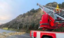 Frana sull'Ardizio: Statale Adriatica chiusa e ferrovia parzialmente interrotta