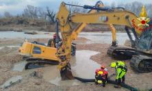 Escavatore impantanato lungo il Chienti: intervento dei Vigili del fuoco