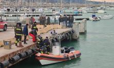 Si getta in mare e scompare: ricerche in corso al porto di Civitanova (FOTO)