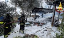 Recanati, auto prende fuoco in contrada Saletta: danneggiati pergolato e muro di una casa