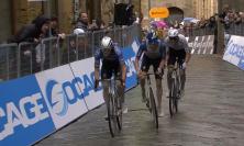 Tirreno-Adriatico 2026, Pellizzari terzo a San Gimignano: vince Van der Poel, Del Toro nuova maglia azzurra