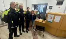 Macerata, mostrano falsi documenti per ottenere la residenza: arrestati due 20enni all’Anagrafe