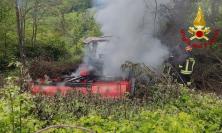 Tolentino, trattore finisce nella scarpata e prende fuoco: 66enne in ospedale