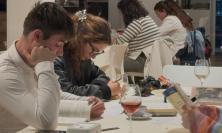 Da New York a Civitanova, successo per il Silent Reading Party: lettura e socialità al porto