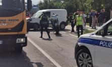 Macerata, scontro tra furgone e moto lungo la Carrareccia: una 28enne d'urgenza a Torrette (FOTO)