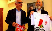 Maglie della Rata a Bonaccini, la società: “Noi apartitici”. Lega: "Sport non sia propaganda”