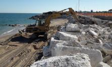 Scossicci, scatta il piano anti-erosione: in arrivo la sabbia da Numana per i balneari