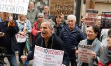 "La discarica non si farà": il grido dei cittadini di Montefano. Protesta davanti alla Provincia (FOTO e VIDEO)