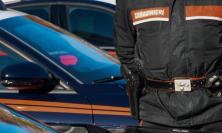 Montecassiano, dà in escandescenze in caserma e colpisce un’auto con un mattone: denunciato 21enne