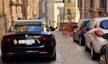 Macerata, si presenta in caserma con la carta d'identità alterata: denunciato un 49enne
