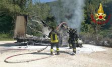 Cingoli, a fuoco un autocarro lungo la Provinciale: le fiamme si propagano su sterpaglie e alberi