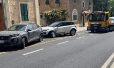 Macerata, fa strike sulle auto in sosta: incidente in viale Diomede Pantaleoni