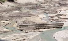 Lago di Fiastra più basso di 8 metri: riaffiora l’antico borgo sommerso di San Lorenzo