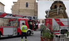 Macerata, protesta choc in cima alla Torre dell'Orologio: scatta il maxi allarme in piazza (FOTO)