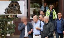 Macerata, protesta choc in cima alla Torre dell'Orologio: scatta il maxi allarme in piazza (FOTO)