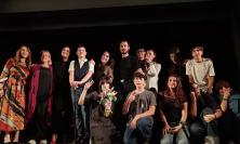 Applausi e forti emozioni al Teatro Conti: i ragazzi di Civitanova incantano con "Fuori tempo"