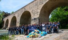 Tolentino, i dipendenti di Arena e Plastic Free ripuliscono la città: rimossi quasi 90 chili di rifiuti