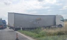 Potenza Picena, camion si intraversa sulla 'Regina': disagi al traffico