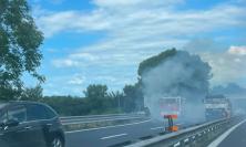 Corridonia, sterpaglie a fuoco lungo la superstrada: coltre di fumo sulla carreggiata