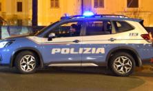 Si avvicina e tenta di rapire la bimba alla madre. Uomo fermato e arrestato