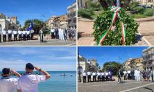 Porto Recanati, una corona affidata al mare per ricordare i marinai caduti: celebrata la Festa della Marina Militare