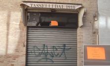 Macerata, un’altra saracinesca storica si abbassa nel centro storico: chiude l’Ottica Tasselli