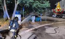 Auto elettrica in fiamme nella notte a Fano, intervento dei vigili del fuoco