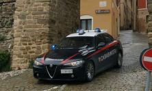 Tolentino, tenta di disfarsi di 12 dosi di cocaina durante un controllo al parco: arrestato pusher 28enne