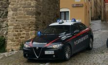 Tolentino, tenta di strangolare la moglie in casa e in giardino: arrestato 63enne