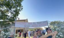 Una colazione in discarica: 300 persone a Montefano, quasi 4mila firme contro il progetto