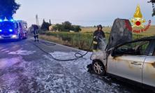 Pollenza, auto in fiamme mentre è in marcia: intervengono i vigili del fuoco