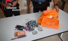 Macerata, blitz antidroga dei Carabinieri: arrestato 21enne, sequestrati 880 gr di hashish