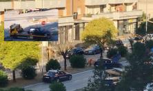 Tolentino, boato all'alba in via Nenni: auto finisce contro il palo del semaforo
