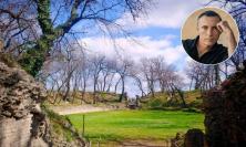 Valerio Aprea al Teatro Romano di Urbisaglia con "L'Apocalisse": lo spettacolo scritto da Makkox