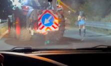Civitanova, cammina di notte sulla superstrada: 18enne salvata da 118 e polizia