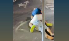 Uomo blocca il traffico a San Benedetto del Tronto , imprenditore (vicino a Fn) lo picchia. Polemiche dopo il video diffuso sui social