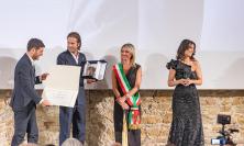Premio "Marchigiano dell'Anno 2026" a Silvio Calvigioni: alla Mole di Ancona trionfa la moda "made in Marche"
