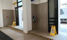 Macerata, la stazione cambia volto ma lo scalino all’uscita fa discutere