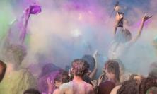 Civitanova, torna il Color Day sul lungomare: musica, dj set e nuvole di colori sulla spiaggia