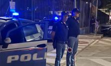Aiuta una donna in difficoltà, ma viene scambiato per il molestatore: finisce in ospedale per una bottigliata