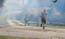 Macerata, divampa un rogo in una legnaia: nessuna persona coinvolta (Foto e Video)