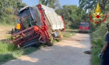 Urbisaglia, incidente in campagna: falciatrice si ribalta su un fianco (FOTO)