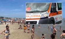 Civitanova, colto da malore in mare: il defibrillatore dello chalet e i soccorsi fanno la differenza