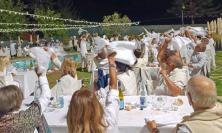 Pieve Torina, torna la Cena in Bianco: tavoli a bordo piscina, musica e fuochi d’artificio